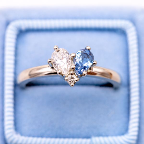 Sweet simplicity: a pear cut diamond and a pear cut aquamarine combine to create a beautiful heart setting in white gold. For a classic look, he opted for natural white gold (without rhodium plating), revealing a hint of warmth in the metal color.