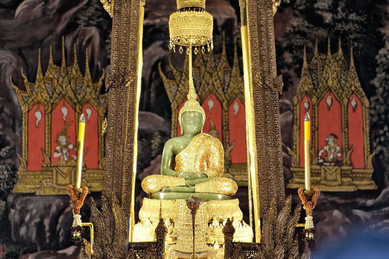 1280px-Emerald_Buddha,_August_2012,_Bangkok