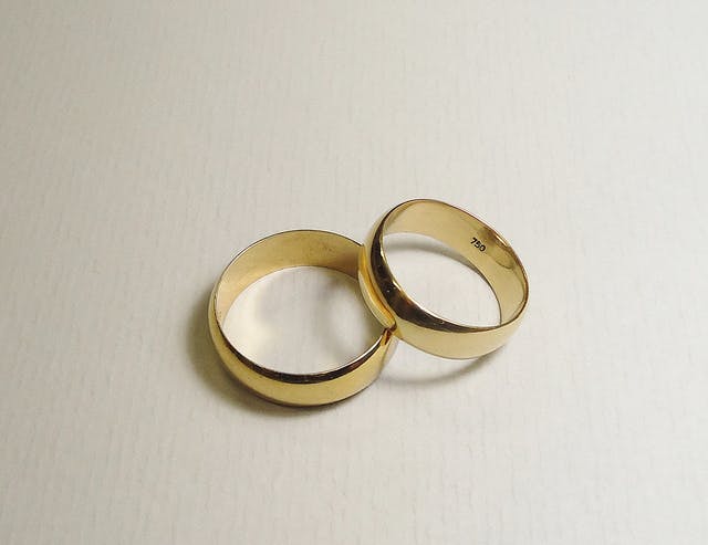 18kt gold wedding rings
