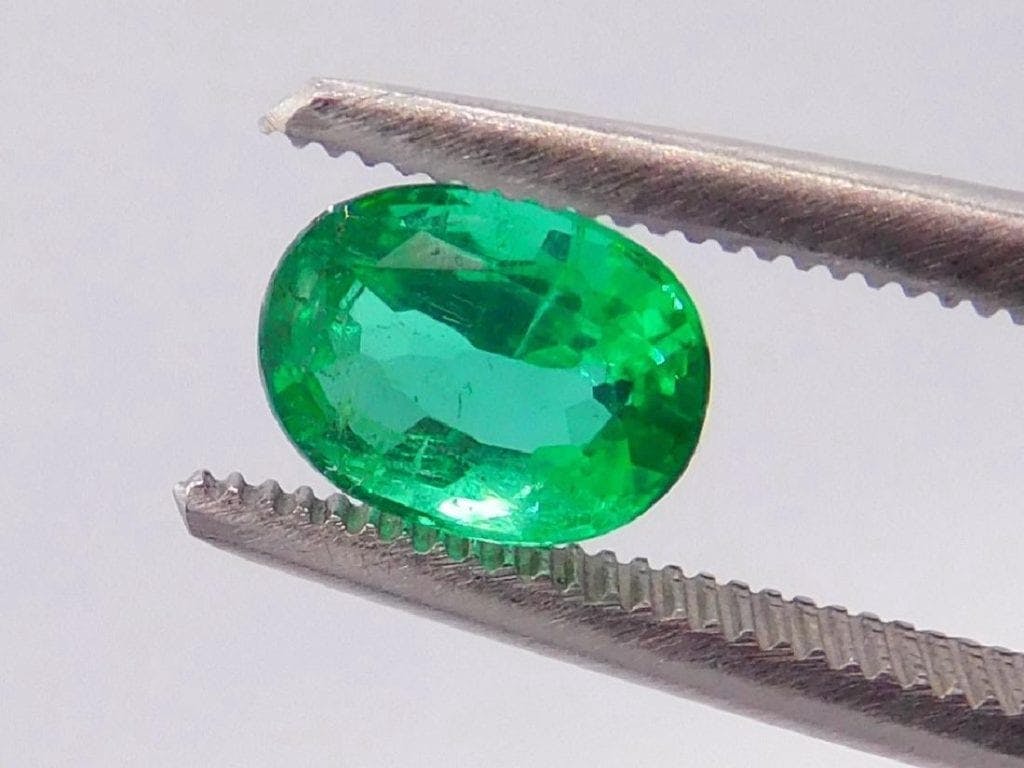 minor oiled emerald - gemstone enhancements