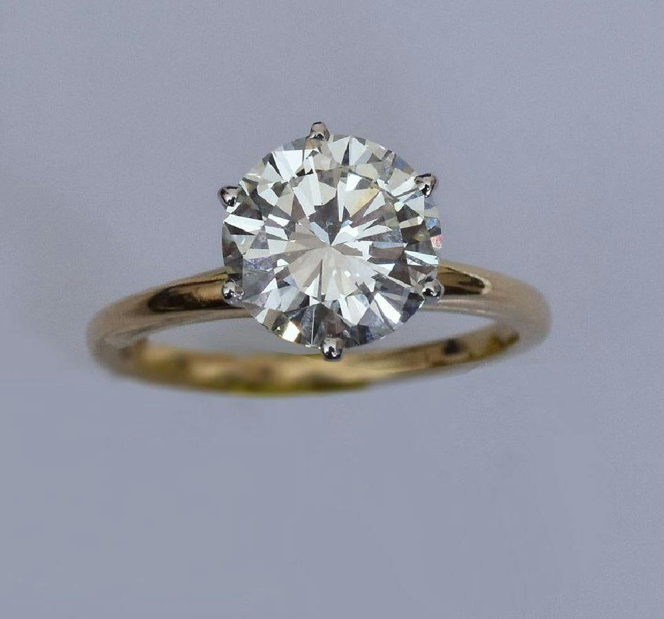 solitaire ring with modern round brilliant diamond