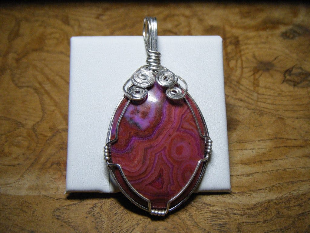 agate buying - dyed pendant