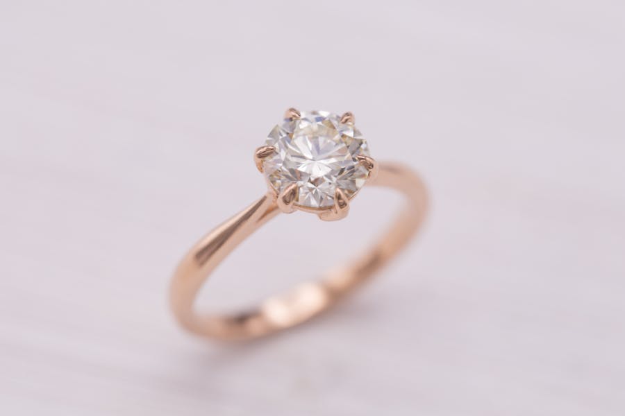 engagement ring settings - claw prongs