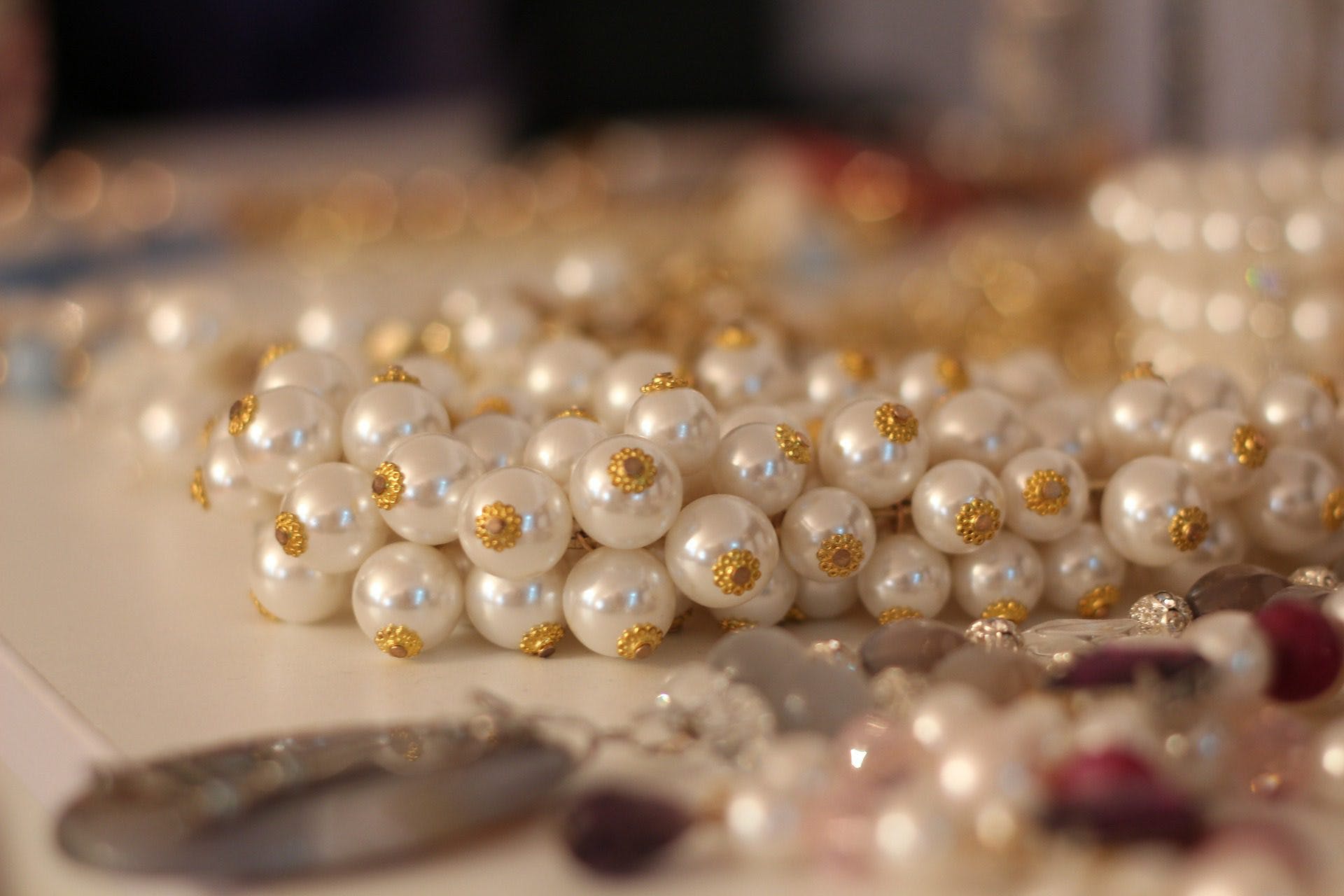 faux pearl necklace - pearl simulants