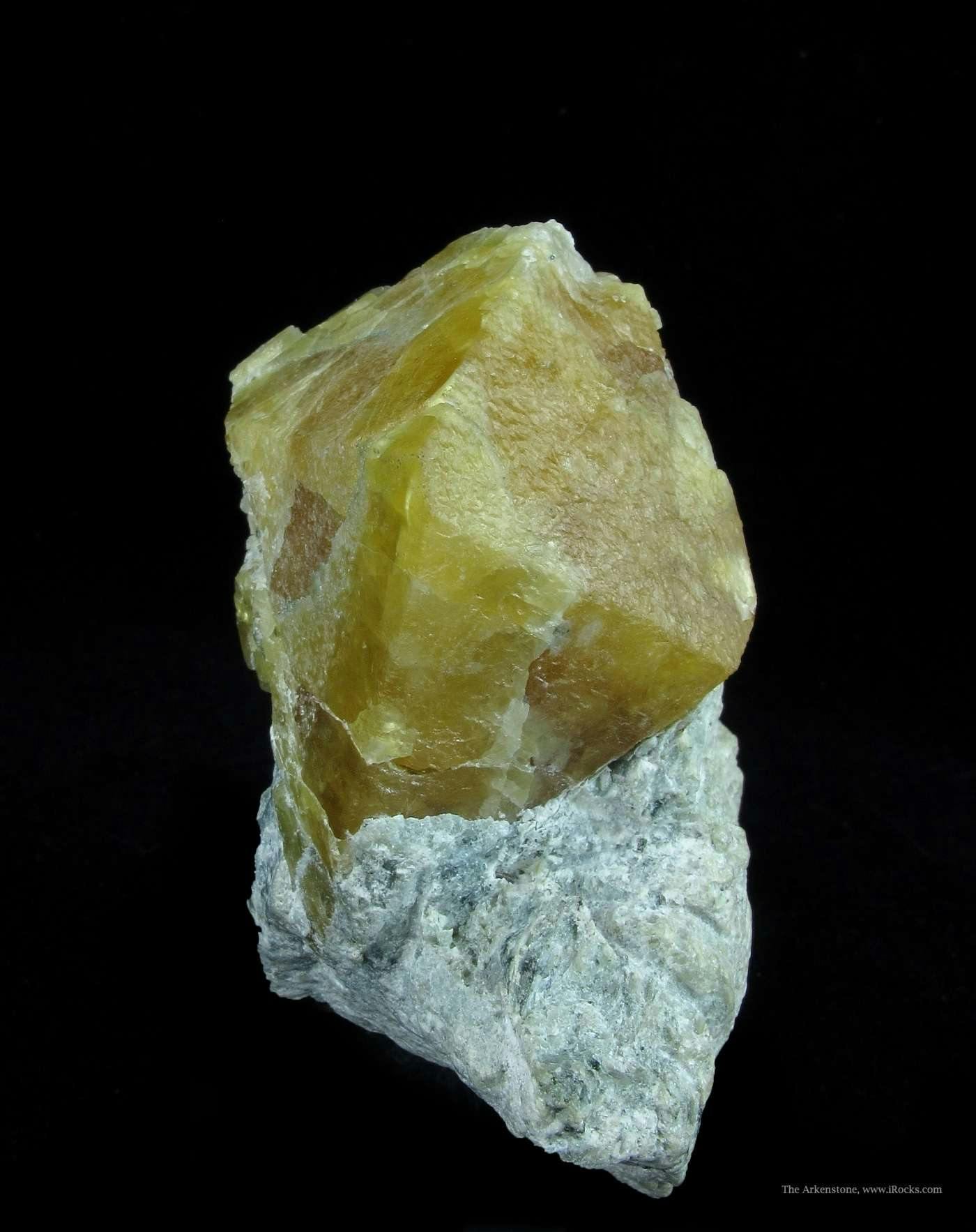 scheelite crystal, white light - Italy