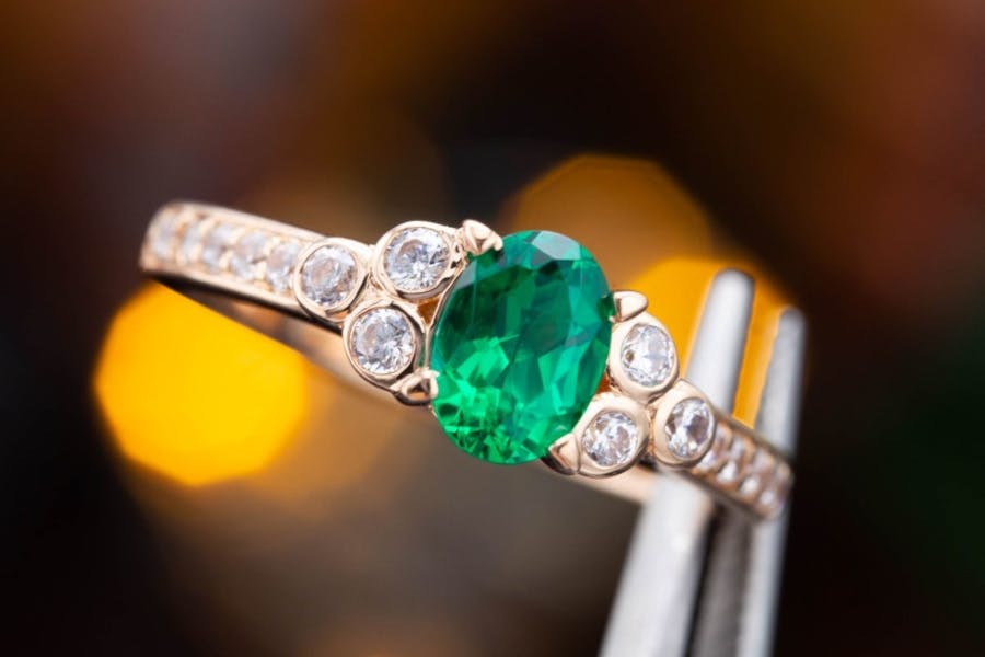 oval-cut emerald side stone - engagement ring setting