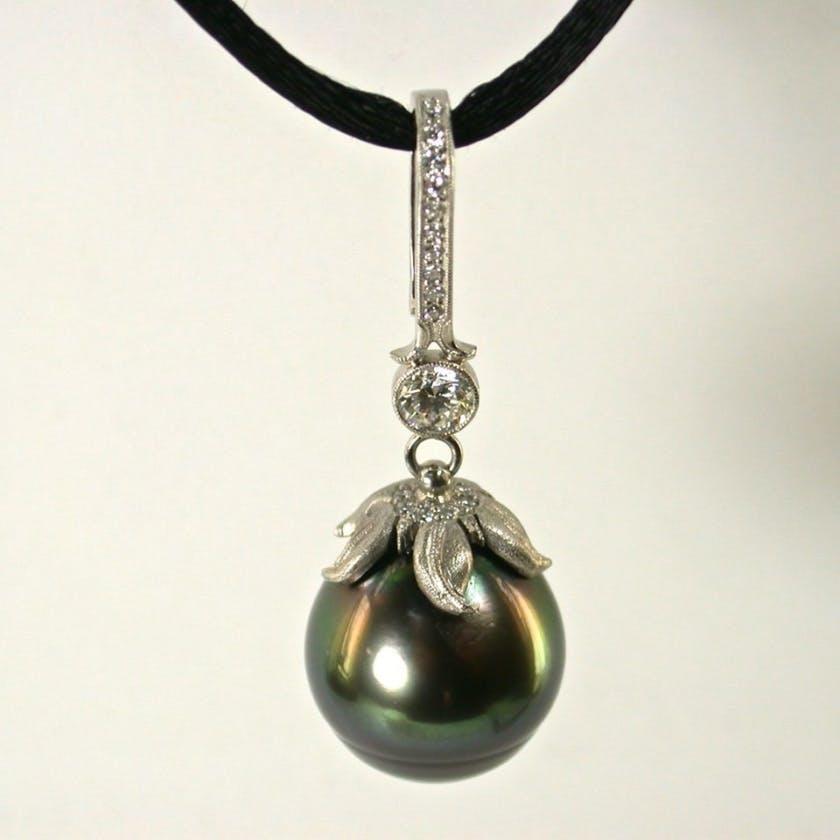 hitian pearl pendant