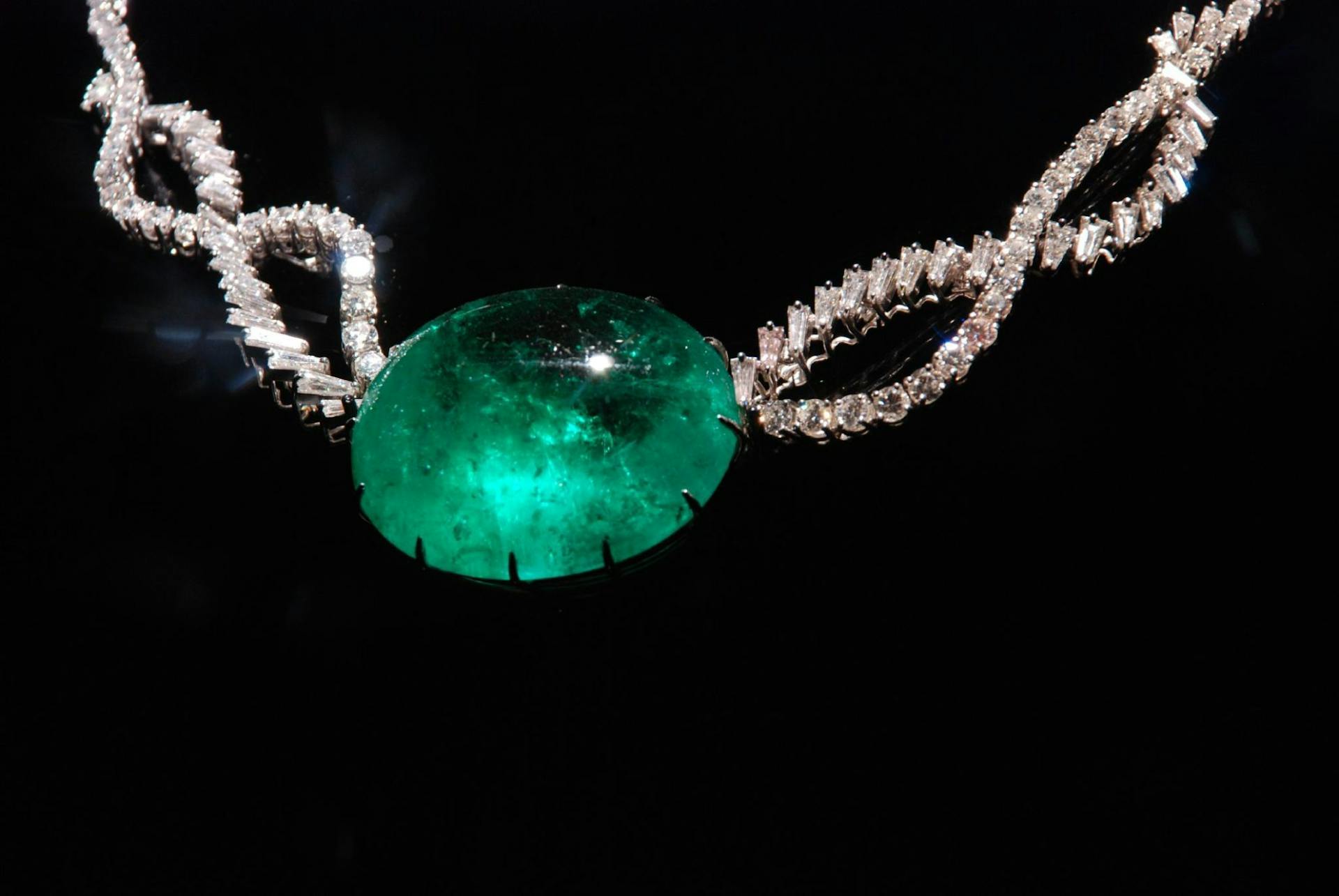 emerald cabochon necklace